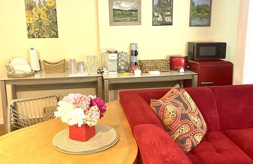 Western Apartamento | Cozy studio w/hot tub & farm animals min to town