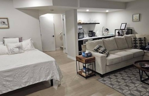Sylvan Lake Apartamento | Cozy studio, walking trails, beach, lake view