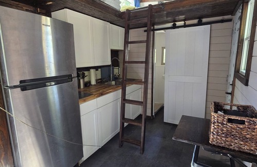 Millcreek Apartamento | Cozy Studio with a large deck shaded by trees. Access to the pool and hot tub.