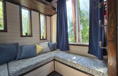 Millcreek Apartamento | Cozy Studio with a large deck shaded by trees. Access to the pool and hot tub.