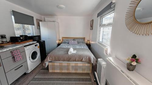 Jubilee Casa | Cozy studio with Netflix & chill & Parking