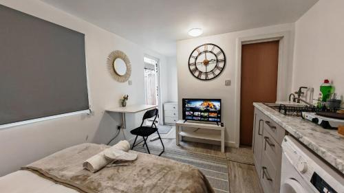 Jubilee Casa | Cozy studio with Netflix & chill & Parking