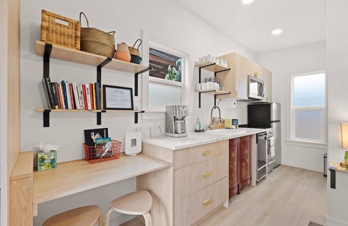 Woodstock Apartamento | Cozy studio with WiFi and AC in walkable, safe Woodstock PDX neighborhood
