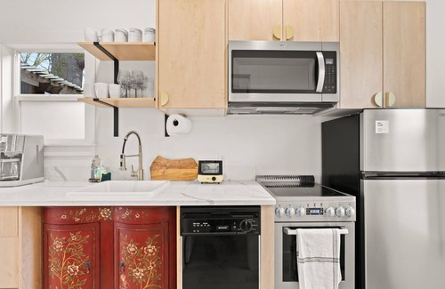 Woodstock Apartamento | Cozy studio with WiFi and AC in walkable, safe Woodstock PDX neighborhood
