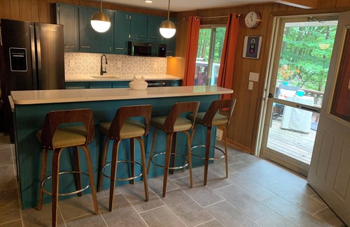 Pocono Pines Chalet De Esquí | Cozy, Stylish 3-Bedroom Mid-Century Chalet in Pocono Pines' Lake Naomi