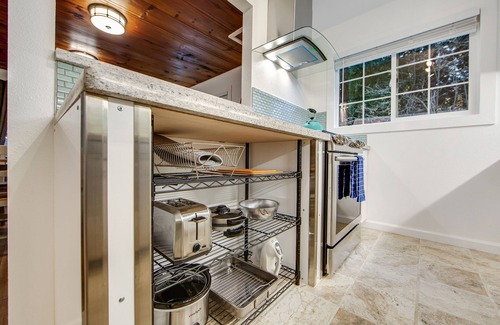 Guerneville Casa | Cozy & Stylish Cottage w/Hot Tub, Free WiFi, Private Washer/Dryer, & Gas Grill