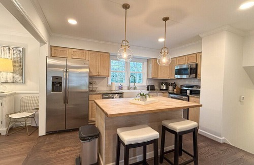 Charlotte Casa | Cozy & Stylish Escape | Ideal Location