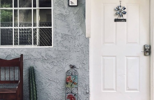 Upland Casa | Cozy Suite fully furnished with Kitchen and indoor laundry