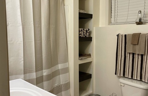 West Kelowna Estates Apartamento | Cozy Suite in family neighborhood, near hiking trails and park