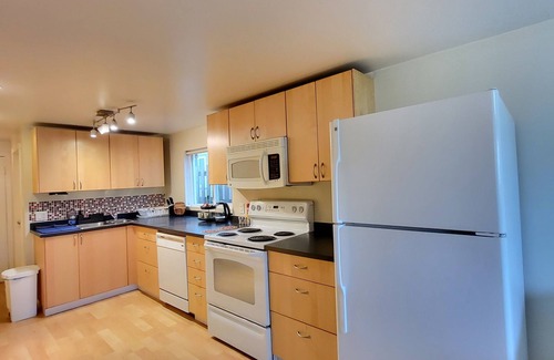 Renfrew-Collingwood Casa | Cozy suite w/ 2 beds & full kit.