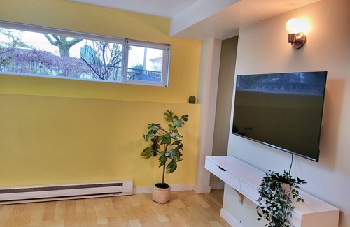 Renfrew-Collingwood Casa | Cozy suite w/ 2 beds & full kit.