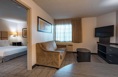 Fossil Creek Hotel | Cozy Suite w/ Full Kitchen & Spacious Work Area, Ideal for Long Stays