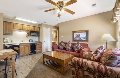 Branson West Condominio | Cozy Suite with Kitchenette at Relaxing StoneBridge Village