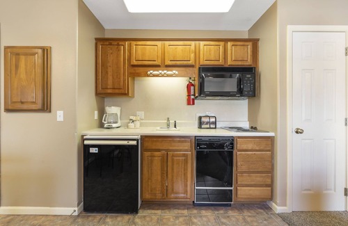 Branson West Condominio | Cozy Suite with Kitchenette at Relaxing StoneBridge Village