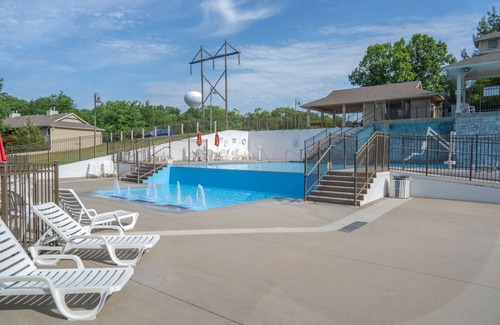 Branson West Condominio | Cozy Suite with Kitchenette at Relaxing StoneBridge Village
