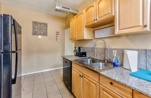 DeBaliviere Place Condominio | Cozy Suite with King + Queen beds- Steps to MetroLink + Free Gated Parking