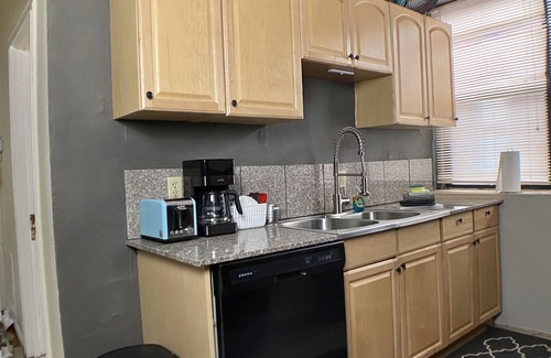 DeBaliviere Place Condominio | Cozy Suite with King + Queen beds- Steps to MetroLink + Free Gated Parking