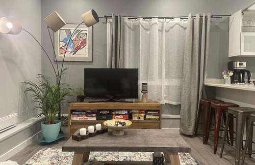 Kamloops Apartamento | Cozy suite with spectacular views, hot tub, pool and sauna!
