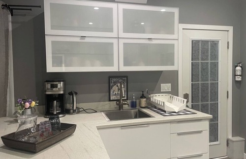 Kamloops Apartamento | Cozy suite with spectacular views, hot tub, pool and sauna!