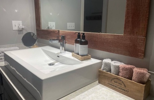 Kamloops Apartamento | Cozy suite with spectacular views, hot tub, pool and sauna!