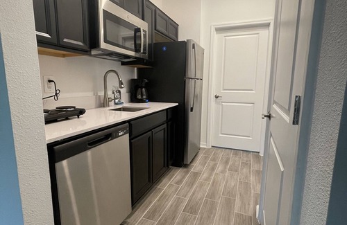 Haines City Apartamento | Cozy Suites is near many theme parks, public golf clubs, beaches, and dining.