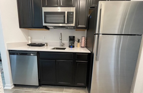 Haines City Apartamento | Cozy Suites is near many theme parks, public golf clubs, beaches, and dining.
