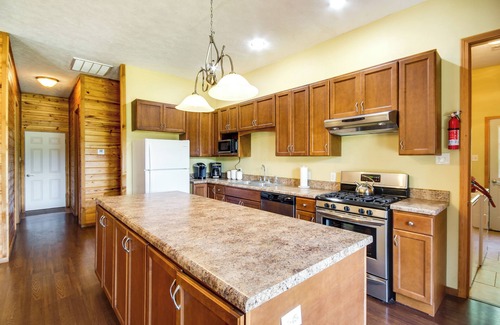 Summit Cabina | Cozy Summit Cabin w/ Hiking Trails & Fishing Pond!