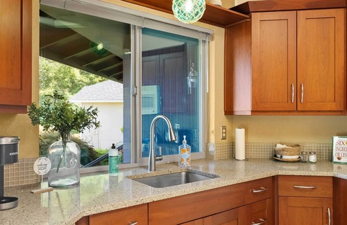 West End Casa | Cozy Tacoma Home w/ Patio, Walk to Beach!