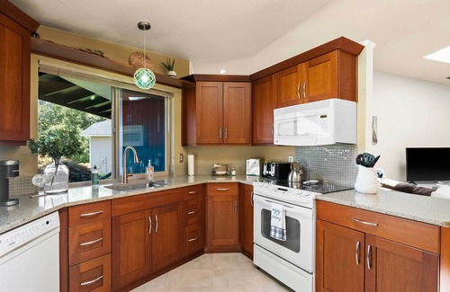 West End Casa | Cozy Tacoma Home w/ Patio, Walk to Beach!