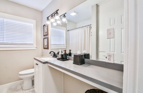 Tech Terrace Casa | Cozy Tech Terrace Cottage - Just a short walk to Texas Texas