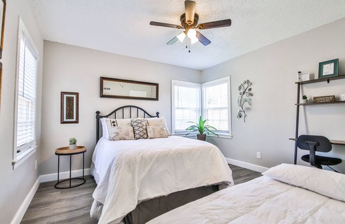 Tech Terrace Casa | Cozy Tech Terrace Cottage - Just a short walk to Texas Texas