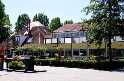 Municipality of Langedijk Casa | Tienda de campaña acogedora con cocina, cerca de un área recreativa