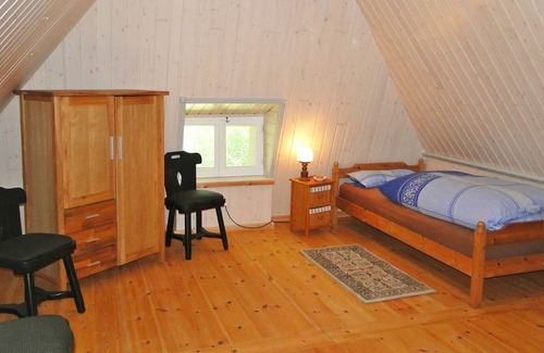 Neukirchen/Erzgeb Casa | Acogedora cabaña con techo de paja con chimenea y hermoso jardín para parejas u. Fam.