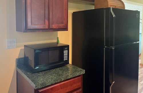 Castleton-on-Hudson Casa | Cozy Tiki Bar House. 10 minutes to downtown Albany!
