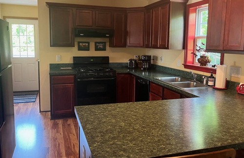Castleton-on-Hudson Casa | Cozy Tiki Bar House. 10 minutes to downtown Albany!