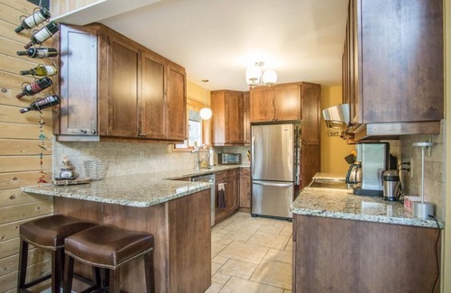 East Kootenay Cabina | Cozy Timber Ridge 1 Cabin - Private Beach/Lake Access