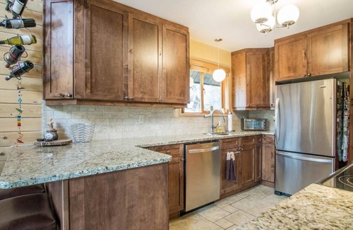 East Kootenay Cabina | Cozy Timber Ridge 1 Cabin - Private Beach/Lake Access