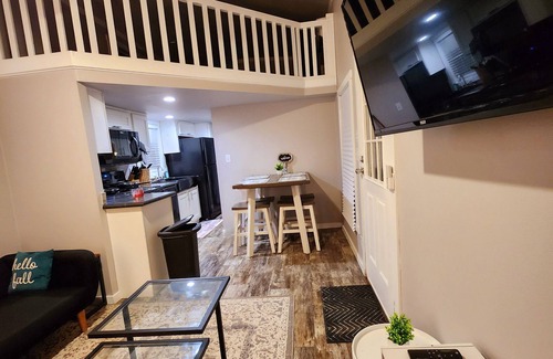 Midlothian Cabina | Cozy Timy house 1-bedroom, 2-loft cabin in with full bath and kitchen on a farm!