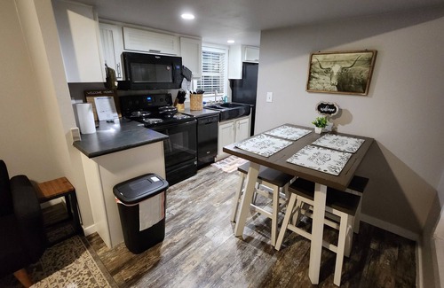 Midlothian Cabina | Cozy Timy house 1-bedroom, 2-loft cabin in with full bath and kitchen on a farm!