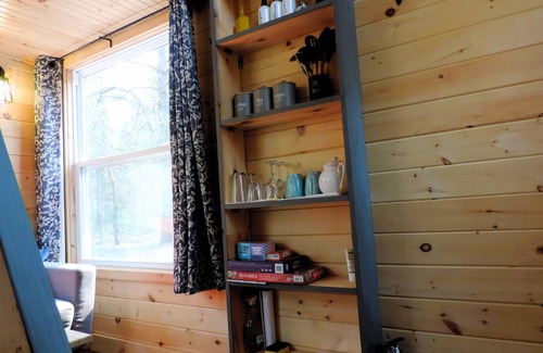 Joly Cabina | Glamping for 2 at Tiny Cabin * Nature Shower *Wi-Fi* Near Kayak /ATV/Lake Tours