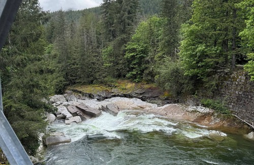 Gold Bar Cabina | Cozy Tiny Cabin with RIVER VIEWS! Sleeps 3, hot tub, wood stove, fire pit!
