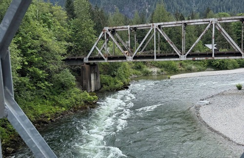 Gold Bar Cabina | Cozy Tiny Cabin with RIVER VIEWS! Sleeps 3, hot tub, wood stove, fire pit!
