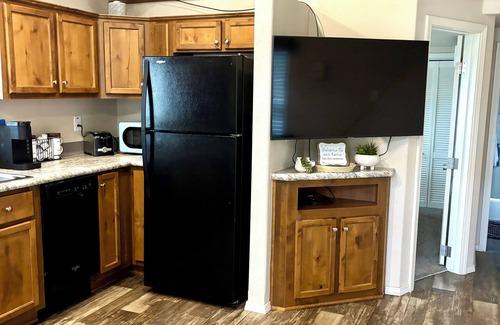 Heise Cabina | Cozy Tiny Home Cabin by Hot Springs, Zip Line, Golf!