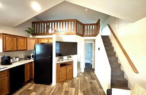Heise Cabina | Cozy Tiny Home Cabin by Hot Springs, Zip Line, Golf!