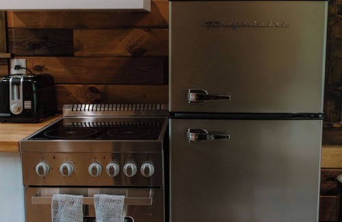 Lawrence County Cabina | Cozy Tiny Home in Middle Tennessee with AC and high speed internet