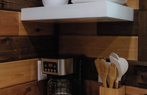 Lawrence County Cabina | Cozy Tiny Home in Middle Tennessee with AC and high speed internet