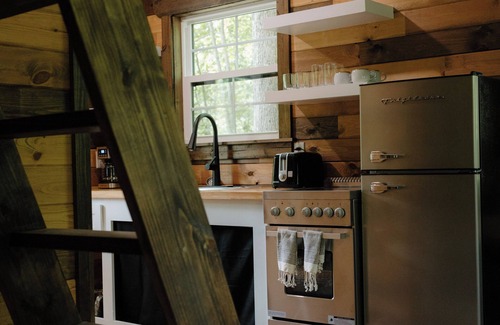 Lawrence County Cabina | Cozy Tiny Home in the woods of Middle Tennessee with AC and high speed internet