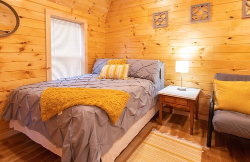 Bronston Cabaña | Cozy Tiny Home Near Multiple Marinas & Boat Storage's on Lake Cumberland!