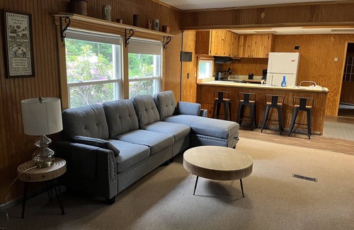 Ludlow Alquiler De RV | Cozy Tiny Home on Black River - Walk to Town!