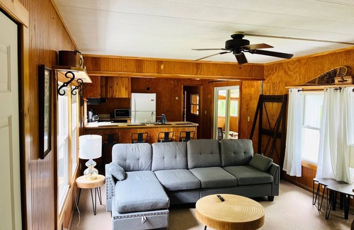 Ludlow Alquiler De RV | Cozy Tiny Home on Black River - Walk to Town!